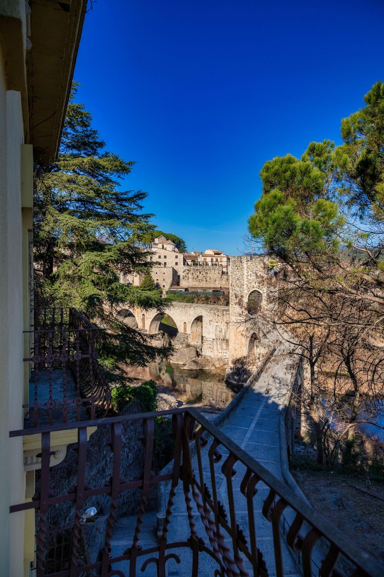 Отель Els Jardins De La Martana Бесалу Экстерьер фото